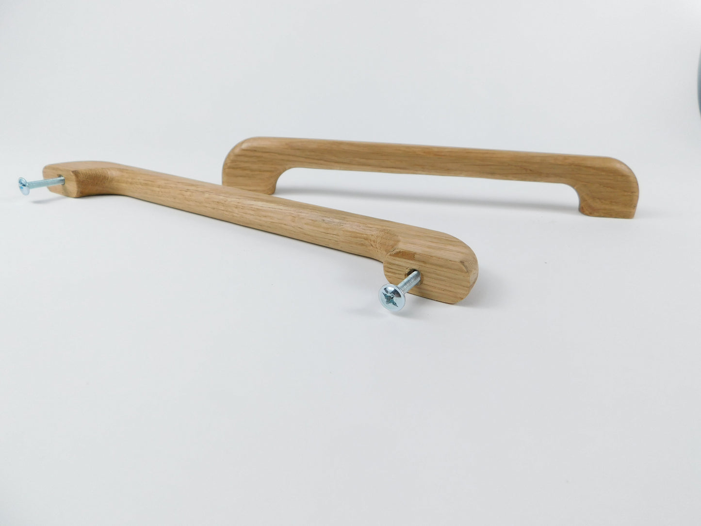 Curved Oak Refrigerator Handle – Minimalist Wooden Appliance Hardware