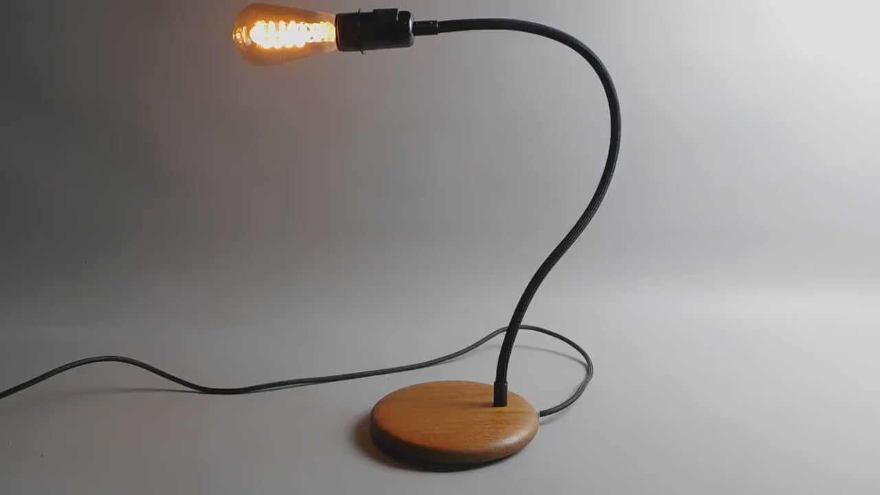  Vintage-inspired desk lamp perfect for modern home décor