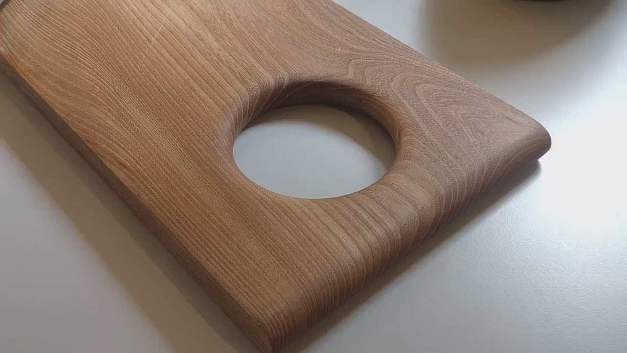 olive-wood-cutting-board-closeup
